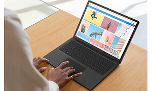 Kvinna ser på bilder från moln på sin Macbook