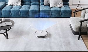 Ecovacs N8 PRO i ett vardagsrum med blå soffa där den använder sig av TrueMapping-teknik för att upptäcka möblernas placering