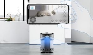Luftrenande robot som ansluts till mobiltelefon som hålls av en illustrerad hand och som visar en katt på skärmen