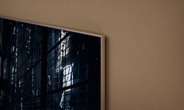 Närbild på en Samsung Neo QLED gaming-TV för att framhäva designen på ramen
