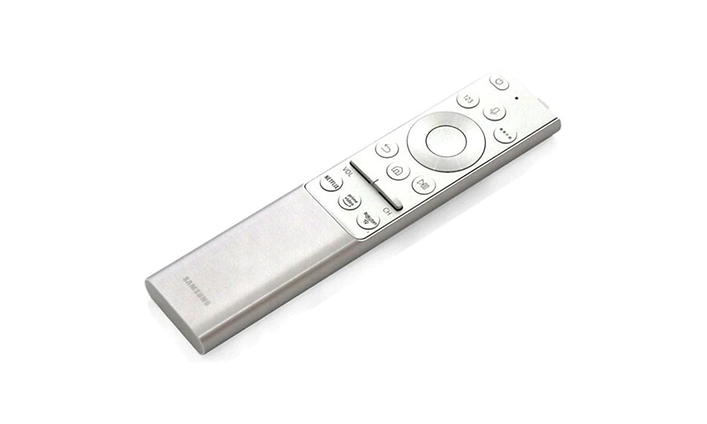 Produktbild av en grå Samsung-TV-fjärrkontroll mot vit bakgrund