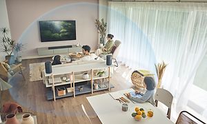 HT-A3000_360SSM högtalare i ett vardagsrum med en familj och en illustrerad ljudcirkel syns runt de som sitter närmast TV:n