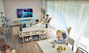 HT-A3000 soundbar i ett vardagsrum med gardinerna fördragna med en familj på fyra och ljudvågor från TV-skärmen