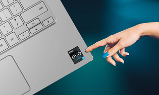 Hand som pekar på Intel® EVO™-logotypen