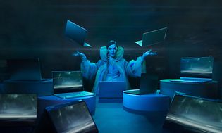 Kvinna med svävande Intel® EVO™-laptops