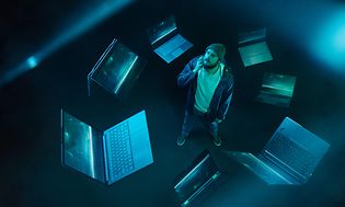 Man omgiven av svävande Intel® EVO™-laptops