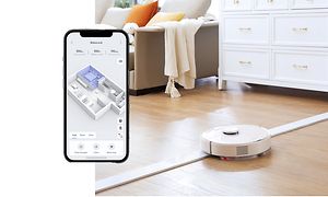 Vit Roborock Q7 Max som navigerar i vardagsrummet