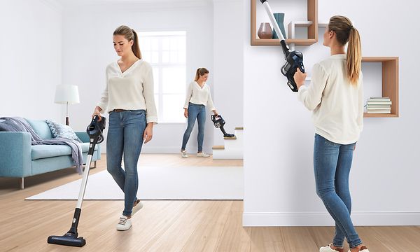  Kvinna som städar huset på tre olika platser med en Bosch Unlimited 6