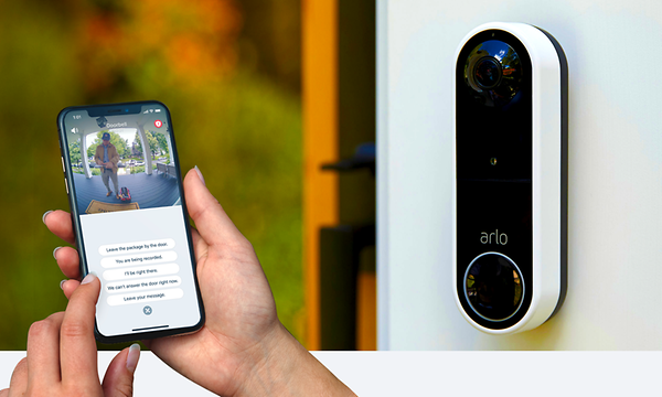 Arlo - kvinna som kontrollerar säkerhetskamera på sin telefon
