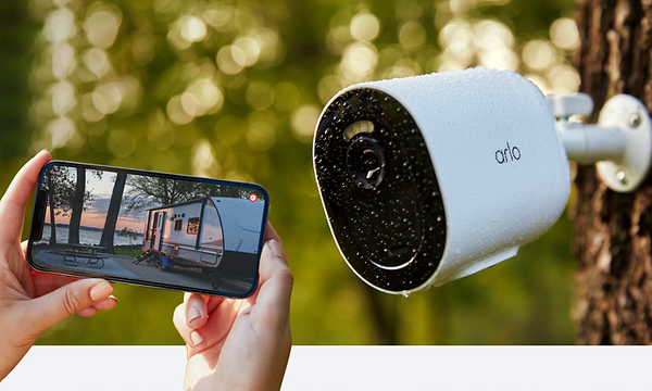 Arlo - kvinna som tittar på sin telefon