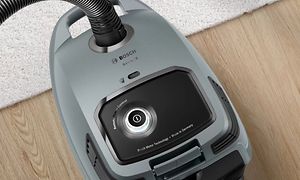 Grå Bosch dammsugare på ett golv