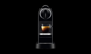 Nespresso Original kaffemaskin på en svart bakgrund