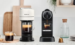 Nespresso Vertuo och Original på ett bord