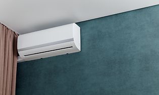 Värmepump installerad under taket i ett vardagsrum