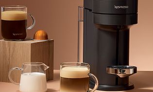 Nespresso Vertuo kaffemaskin, kaffedrycker och en kapsel