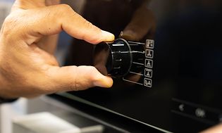 Hand som ställer in en funktion på en ugn