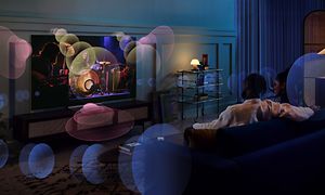 Illustrerade ljudvågor som går ut på olika håll och kanter i ett vardagsrum där två personer i en soffa tittar på TV