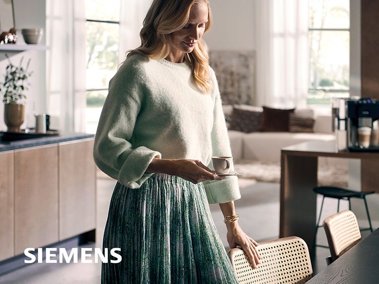 Kvinna på väg att sitta ner för att njuta av en kopp espresso