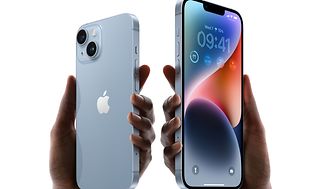 Två iPhone 14-telefoner som hålls av två händer så man ser en framsida och en baksida