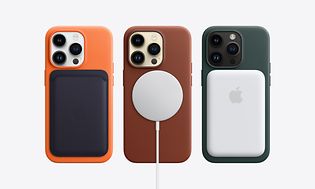 Tre olika iPhones i olika färger med olika tillbehör sedda från baksidan