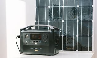 Laddning av Ecoflow River Pro bärbar strömstation med solpanel