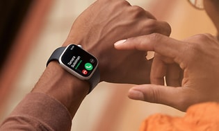 Apple watch på en mans handled där man ser att någon ringer