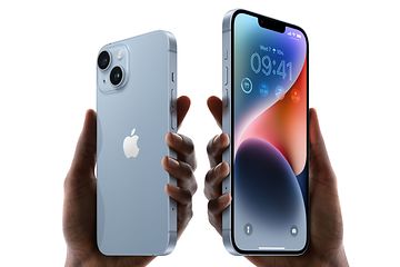 Två händer som håller iPhone 14-telefoner så att både baksidan och framsidan syns