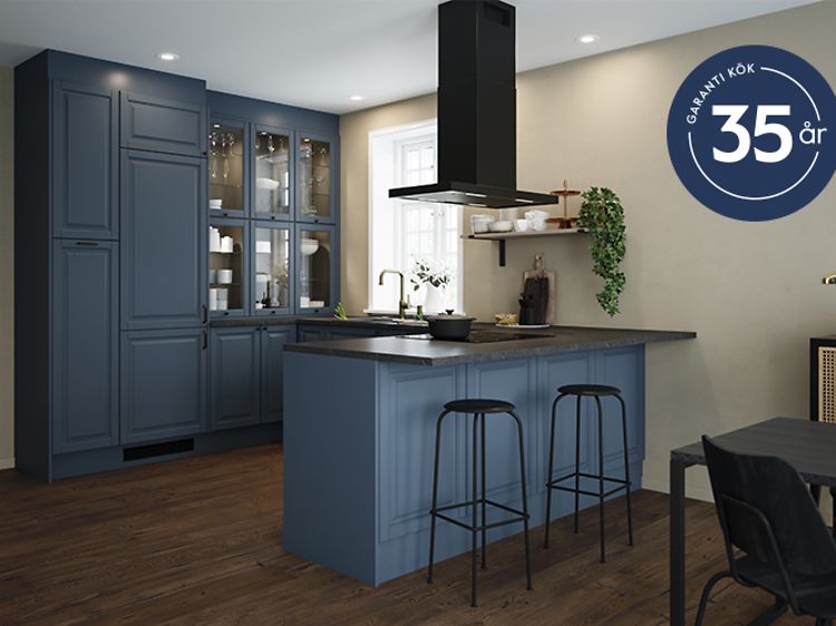 Ett EPOQ Heritage Blue Grey kök med logo till Epoqs köksgaranti i 35 år