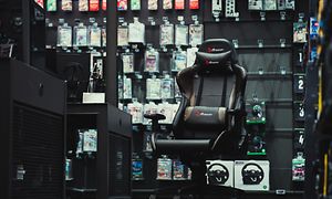 Gamin chair in front og equipment