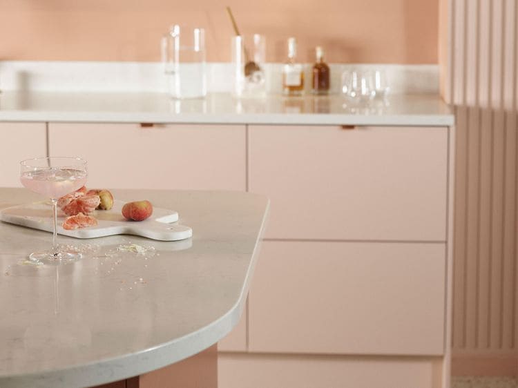 Epoq Trend Blush & Trend Sienna køkken med hylder fyldt af glas
