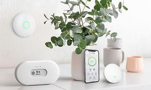 Airthings luftkvalitetsmonitor och navfunktion för flera rum