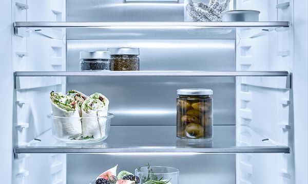 Miele kylskåp med CleanSteel bakvägg