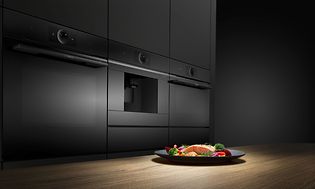 Bosch accent line-ugn i Carbon Black och en tallrik lax med grönsaker