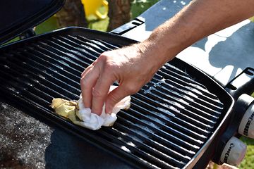 Hand cleaning grill