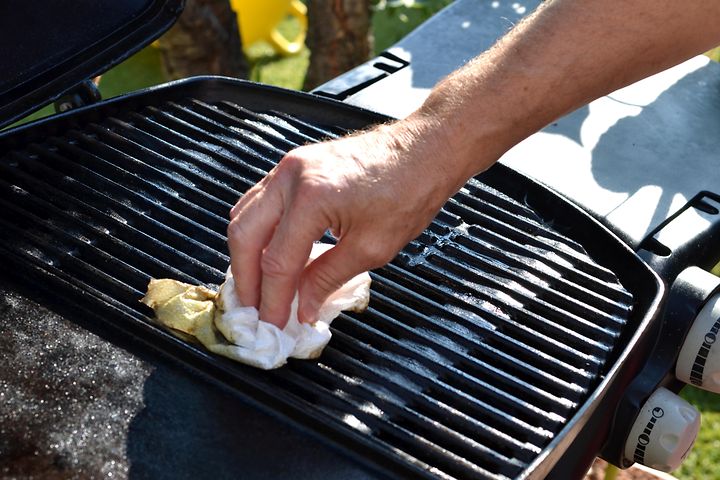 Hand cleaning grill