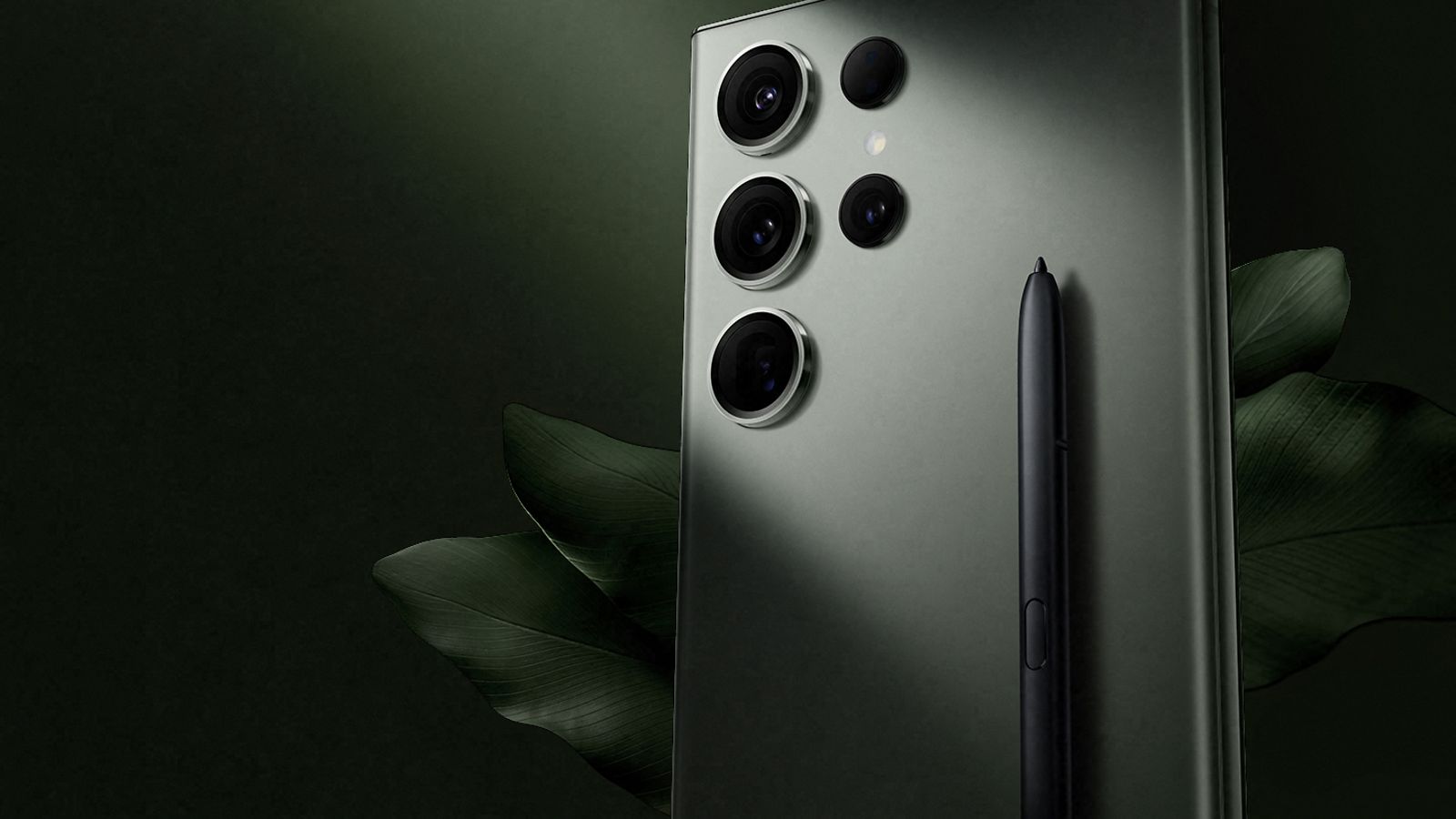 Samsung Galaxy S23 Ultra på en mörkgrön bakgrund
