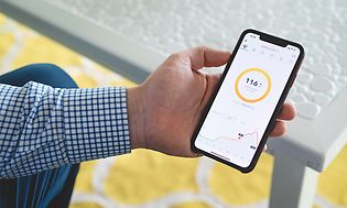 Man looking at Airthings app on his phone