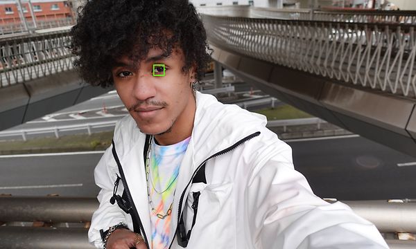 En grön fyrkant som indikerar fokusområdet på ett öga när du tar en bild