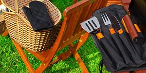 Grilltillbehör och grillredskap bredvid en grill.