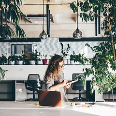 B2B - Indoor climate - Woman working at an office surrounded by plants