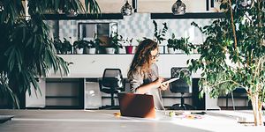 B2B - Indoor climate - Woman working at an office surrounded by plants