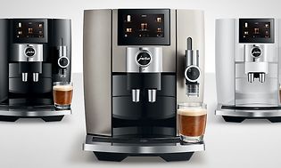 Jura J8 kaffemaskin förbereder specialkaffe med sötat mjölkskum.