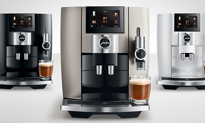Jura J8 kaffemaskin förbereder specialkaffe med sötat mjölkskum.