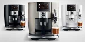 Jura J8 kaffemaskin förbereder specialkaffe med sötat mjölkskum.
