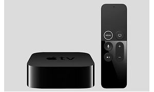 Apple TV och tillhörande fjärrkontroll i blänkande svart, grå/vit neutral bakgrund. .