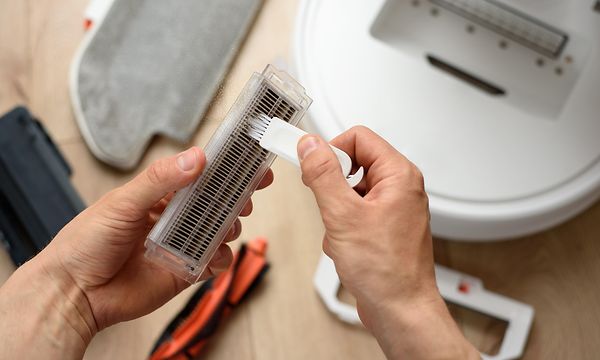 Robot vacuum cleaner - cleaning the filter