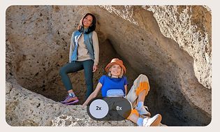 Två kvinnor vid en grotta fotograferade med högupplöst zoom