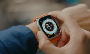 Man som trycker på aktiveringsknappen på en Apple Watch Ultra