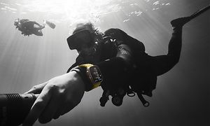 Dykare i havet med en Apple Watch Ultra på handleden