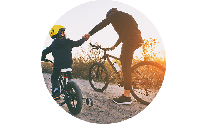 Far och son utomhus på en cykeltur
